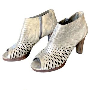 Paul Green platform laser cut ankle booties womens size 8.5